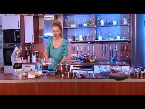 Видео: Бисквитный торт с ягодами