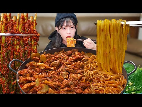 Видео: Железная тарелка куриных ребрышек размера XXXL🐔 Spicy stir-fried chicken ASMR Mukbang eating show
