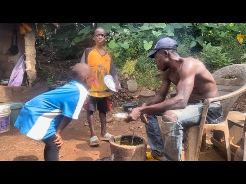 Видео: Бедная, но счастливая семья | Отец и сын готовят традиционное блюдо для семьи || Жизнь в органиче...