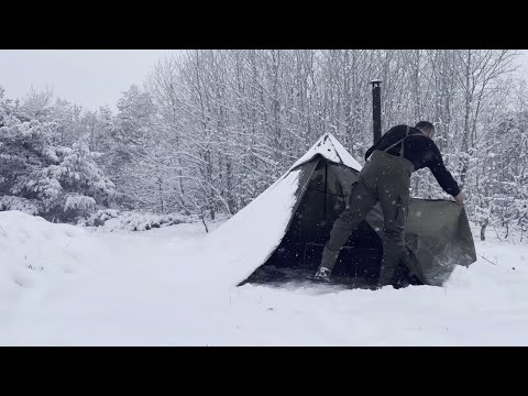 Видео: -15 Зимний лагерь в горячей палатке в снежную бурю — лучшие зимние лагеря 2023 года