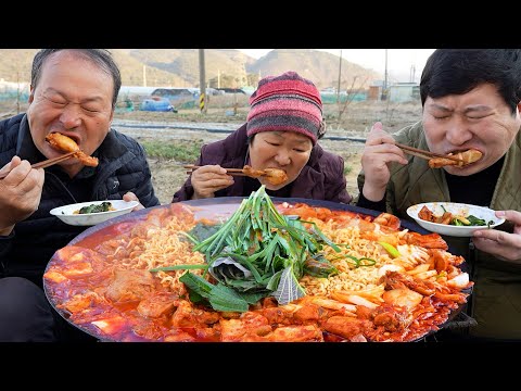 Видео: Muldakgalbi, водянистая пряная жареная курица - кулинарное шоу Мукбанг