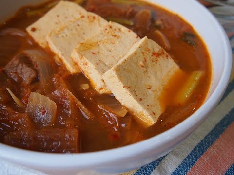 Видео: Традиционная корейская кухня: Тведжи Коги Кимчи Чиге (김치찌개) или рагу из кимчи со свининой