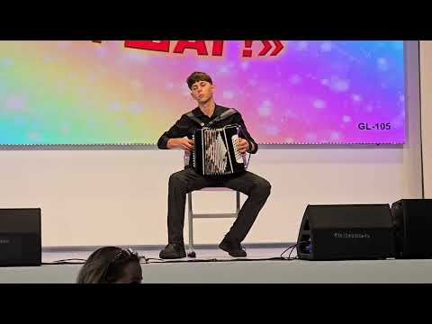 Видео: Школа 15/2 7Е класс 26.09.2025 Дима-самоучка на гармошке. Со слуха небольшое попури.