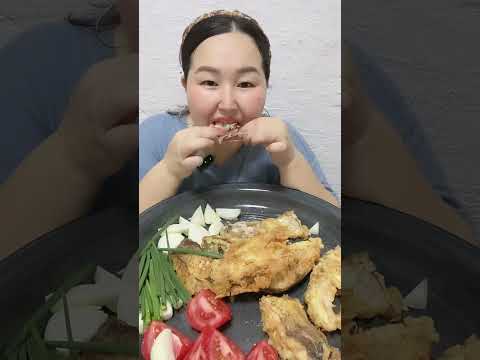 Видео: MUKBANG ЖАРЕННАЯ РЫБА САЗАН 🐟. Блин не проверила звук и не правильно настроила микрофон😫