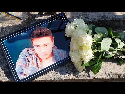 Видео: Юра Барабаш ПЕТЛЮРА / день памяти 🙏 Хованское кладбище 14.04.2023  Букет роз и портрет