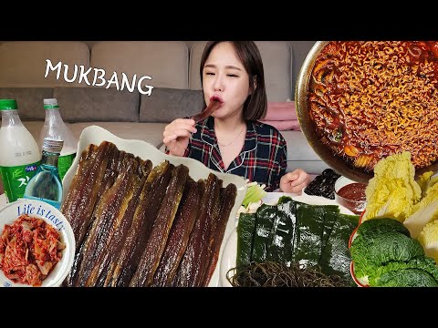 Видео: титр) Dried Saury Spicy seafood Noodles Kimchi Korean cuisine realsound asmr mukbang