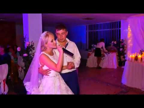 Видео: Невеста поёт для родителей, не в силах сдержать слёз