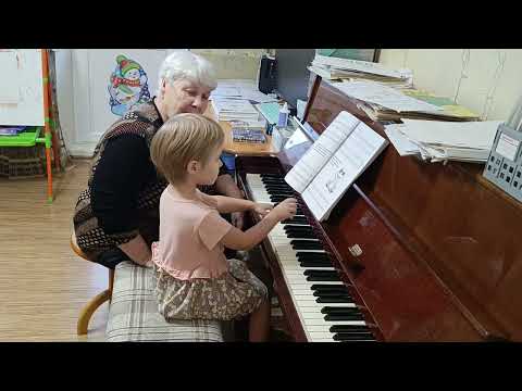 Видео: Радослава Лемешкина, 3 года. Знакомство со стаккато