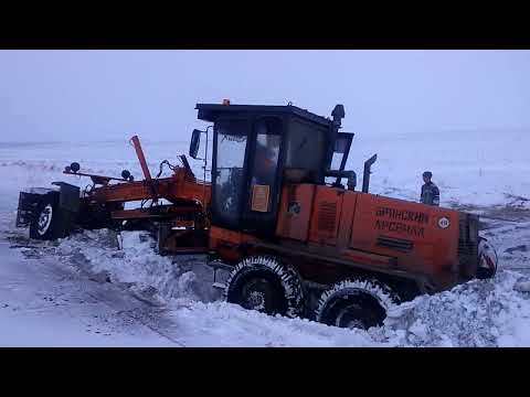 Видео: Грейдер буксует в снегу.Слетел с трассы.