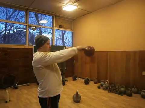 Видео: Мощное упражнение: махи с тяжелой гирей