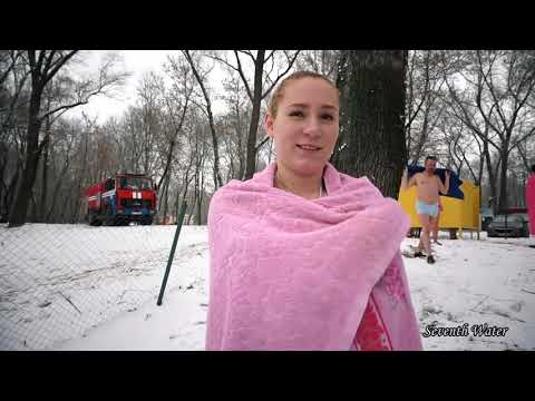 Видео: Купание в проруби 2018  На крещение  Купание зимой  Гомель  #4 общая  Bathing in the hole 2018