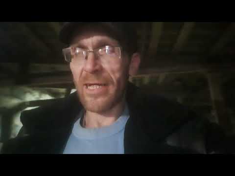 Видео: какой пол в козлятнике лучше