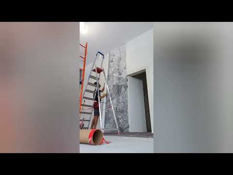 Видео: как поклеить фреску одному