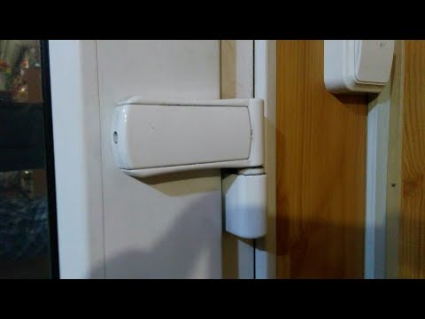 Видео: Регулировка петли пластиковой двери.