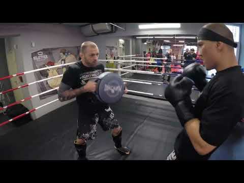 Видео: Бокс Кикбоксинг Работа на лапах Андрей Басынин, Али Каримжонов