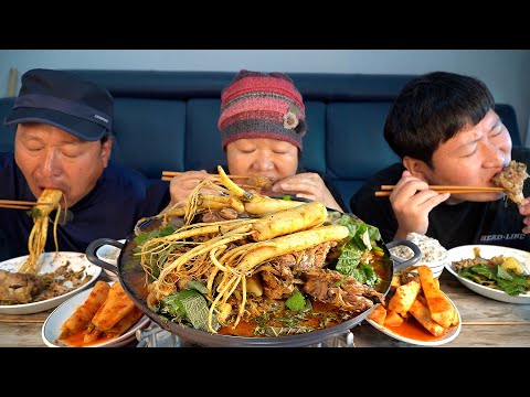 Видео: Фирменный суп Хынсам!! Свиной позвоночник тушеный с курицей, говядиной!! - Шоу еды Мукбанг.
