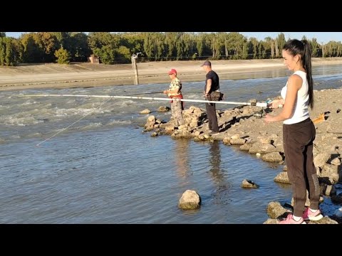 Видео: ПОЕХАЛИ С ЖЕНОЙ НА РЫБАЛКУ С ЛОДКИ .А ПОЙМАЛИ МОРЕ ЧЕХОНИ !!!