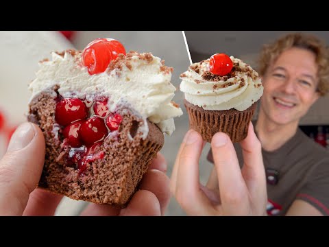 Видео: Исчезают моментально! Вкуснейшие ШОКОЛАДНЫЕ КАПКЕЙКИ с вишней 🍒 простой рецепт мини торт Черный лес