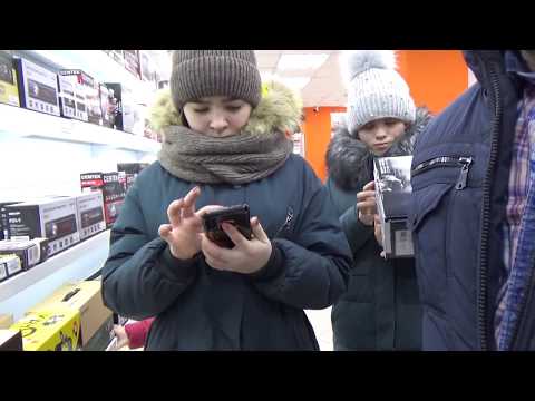 Видео: ВЫБИРАЕМ ДАРИНЕ КУРТКУ В ГЛОРИИ ДЖИНС // 25.01.20.