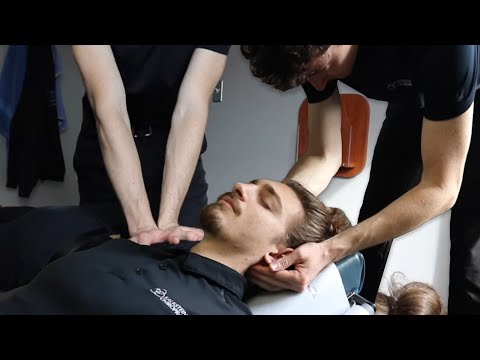 Видео: Доктор Ник корректирует студента доктора Себастьяна │ Лечение боли в пояснице