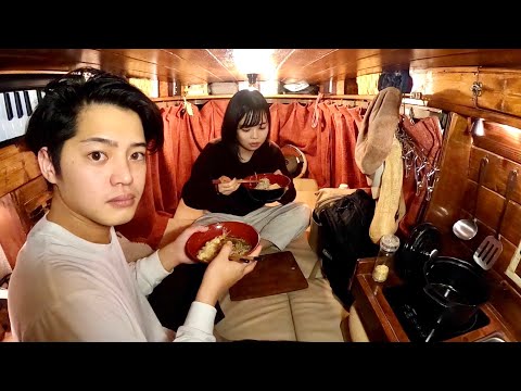 Видео: Минивэн, который заблудился глубоко в горах.