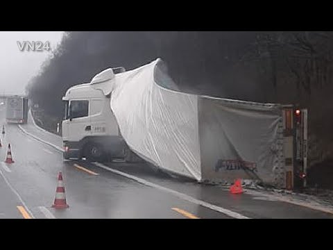 Видео: 28.01.2021 - ВН24 - Полуприцеп с 21 тонной фанерных панелей перевернулся на трассе А2