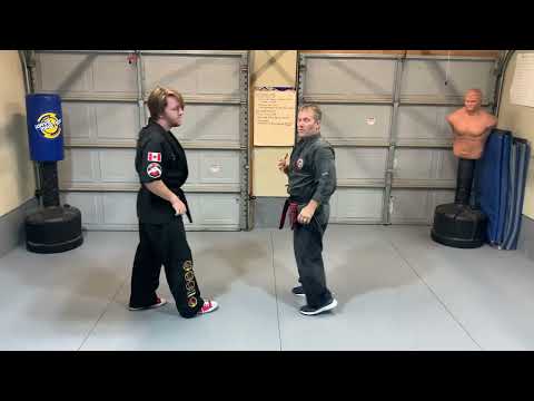 Видео: Защита от захвата отворота двумя руками (широкий хват) в бразильском джиу-джитсу | Джейми Сибрук