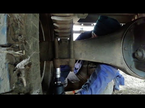 Видео: Сложная замена задней рессоры газ 53. Свернул два болта.