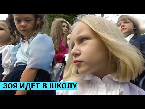 Видео: ОНА РОДИЛАСЬ КАК НИК ВУЙЧИЧ, БЕЗ ОБЫЧНЫХ НОГ И РУК. Приемные родители верят- у Зои большое будущее!