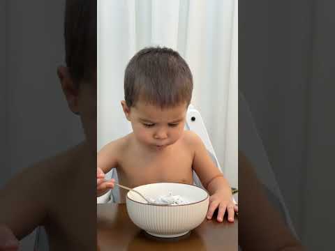 Видео: Тимур кушает кашу