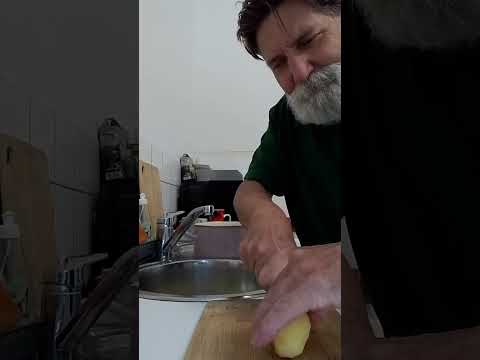 Видео: Нарізаю картоплю на борщ.