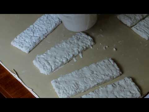 Видео: Декоративные кирпичики из яичных лотков (способ 1)