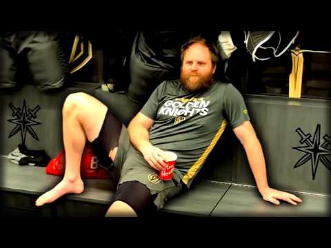 Видео: Самый странный хоккеист в истории