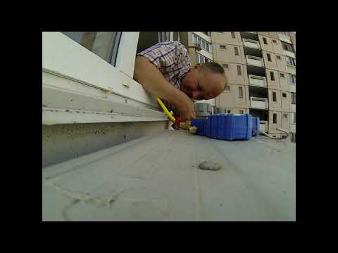 Видео: Проверка уровня давления в системе кондиционера.