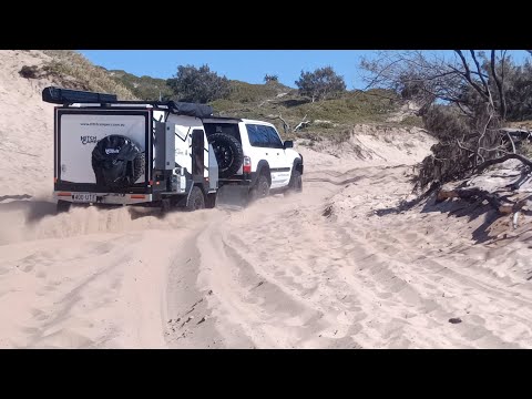Видео: Длинный выходной понедельник, мягкий песок в South Rocks (ngkala), Роки-Бич, остров Фрейзер.
