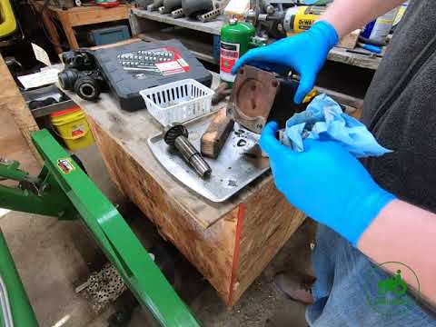 Видео: Ремонт коробки передач John Deere Deck Gear Box — возможно