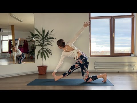 Видео: Скручивания. Йога 60 минут. Йога для спины и скрутки