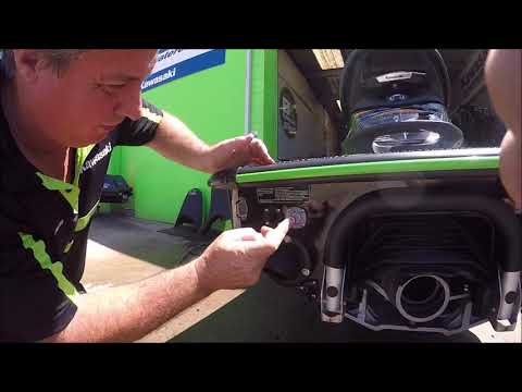 Видео: Гидроцикл Kawasaki Ultra 310/300, промывка двигателя и удаление тумана (правильный способ)