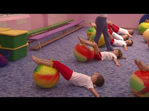 Видео: Физкультурное занятие на фитболах. Подготовительная к школе группа