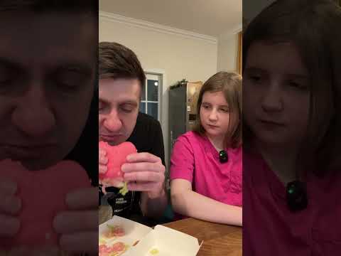 Видео: Розовый бургер из ВКУСНО И ТОЧКА