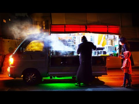 Видео: Еда в машине в ночное время - Старый ларек с раменом - Японская уличная еда