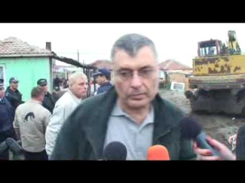 Видео: Цигани се бият с багер