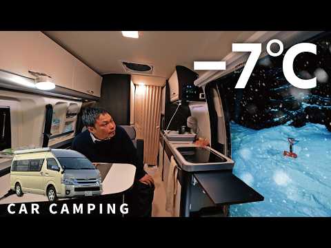Видео: [Кемпинг с машиной в сильный снегопад] -7℃! Дом на колесах с матовыми окнами.