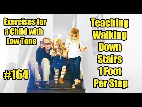 Видео: #164 Спуск по лестнице со скоростью 1 фут за шаг: упражнения для ребенка с пониженным тонусом