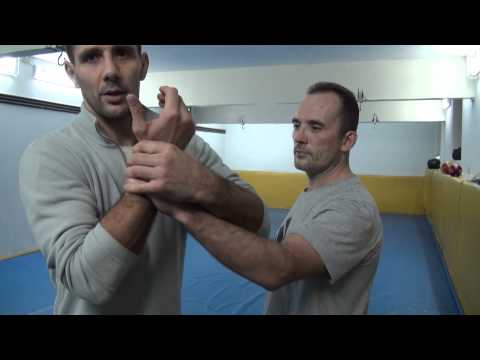 Видео: Рычаг от захвата за запястье.