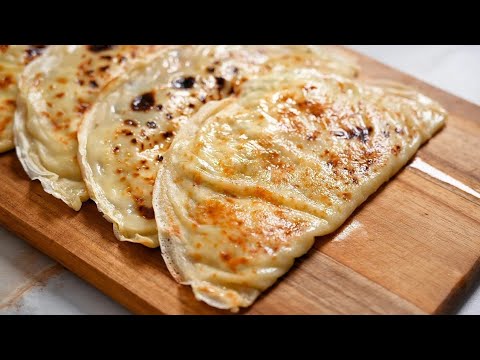 Видео: БОЖЕ КАК ВКУСНО! МУКА + ВОДА! Тесто не РАСКАТЫВАЮ, а наливаю на сковороду! Вкусные простые лепешки с