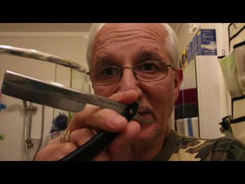 Видео: Заточка и бритьё опасными бритвами Dovo Astrale VS 標商王菊録を straight razors, sharpening, and, shaving