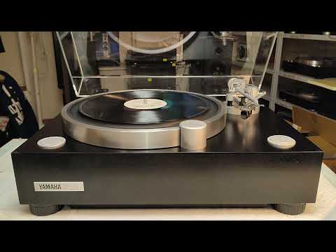 Видео: YAMAHA GT-2000 GIGANTIC AND TREMENDOUS TURNTABLE. Проигрыватель виниловых пластинок. Бобин Р.Б.