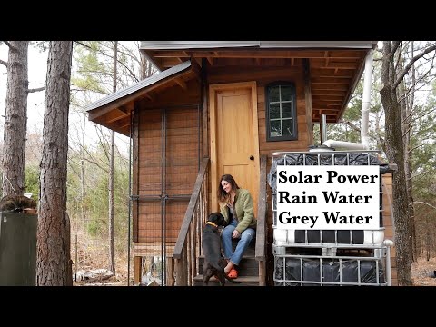 Видео: Уникальная ванная комната, построенная вручную с использованием почти всех переработанных материалов