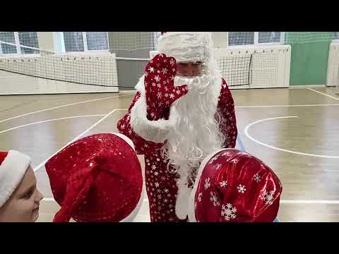 Видео: Дед Мороз на уроке физической культуры.